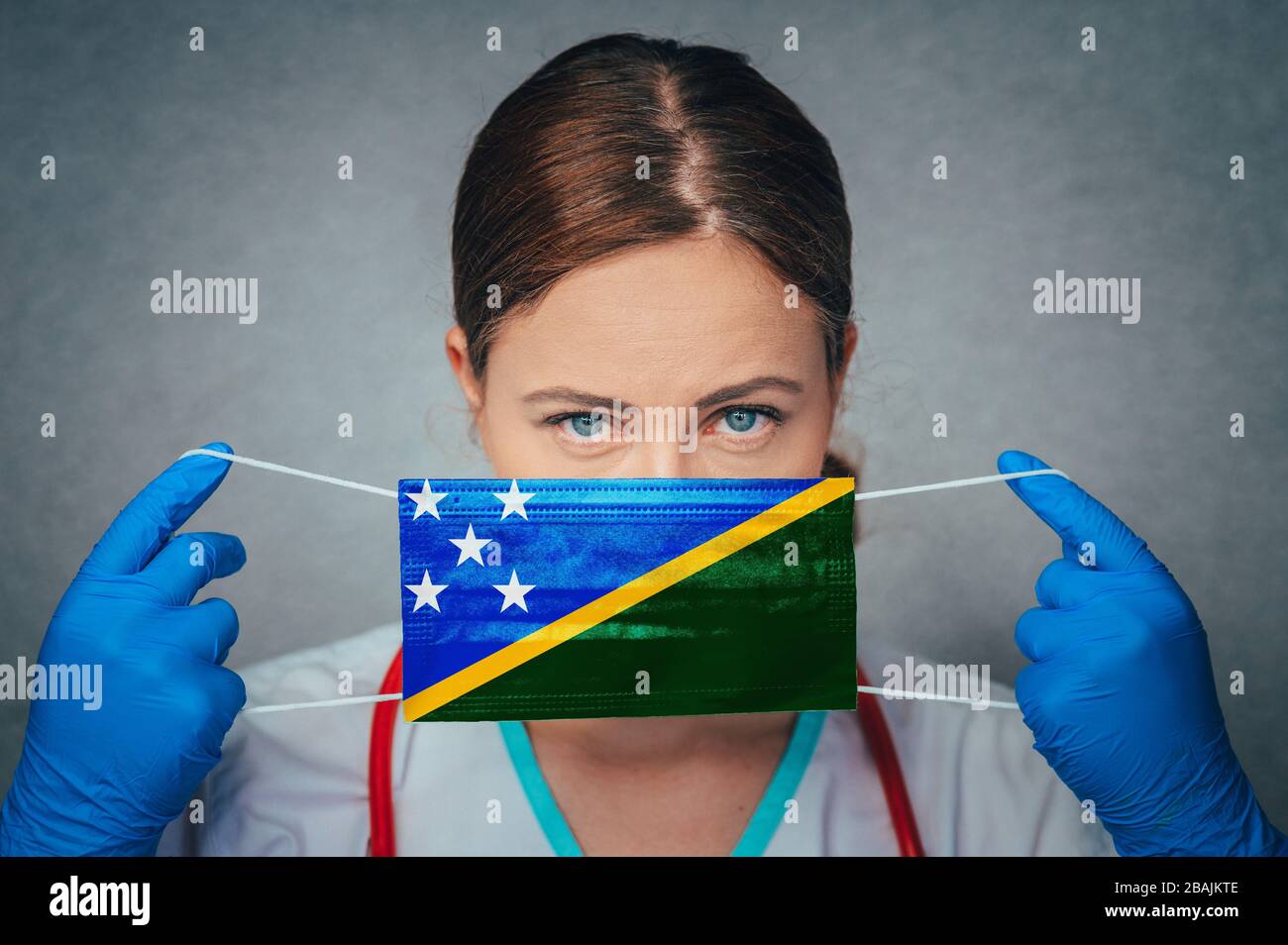 Coronavirus dans les Îles Salomon Doctor féminin Portrait tenir ...