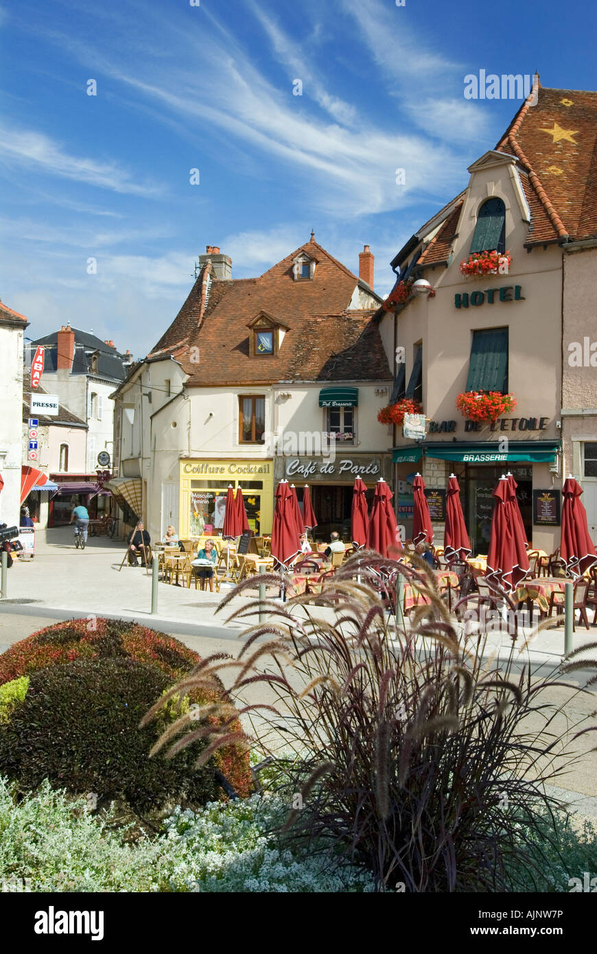 Nuits-St-Georges centre-ville historique, avec cafés, restaurants et ...