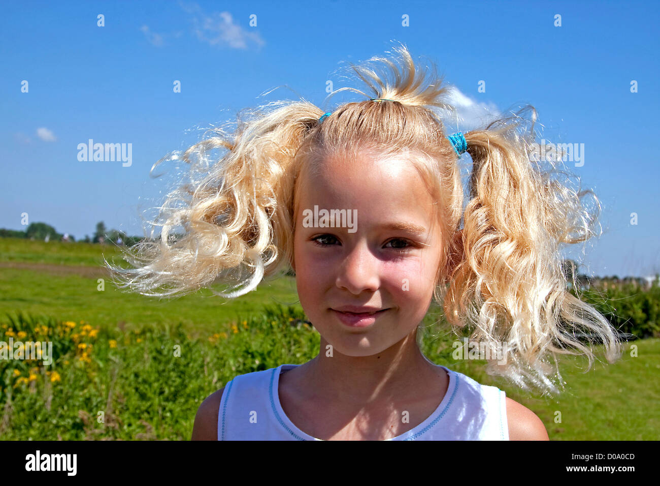 Portrait Dune Jeune Fille Blonde Hollandaise Avec Drôle Sèche Photo Stock Alamy 