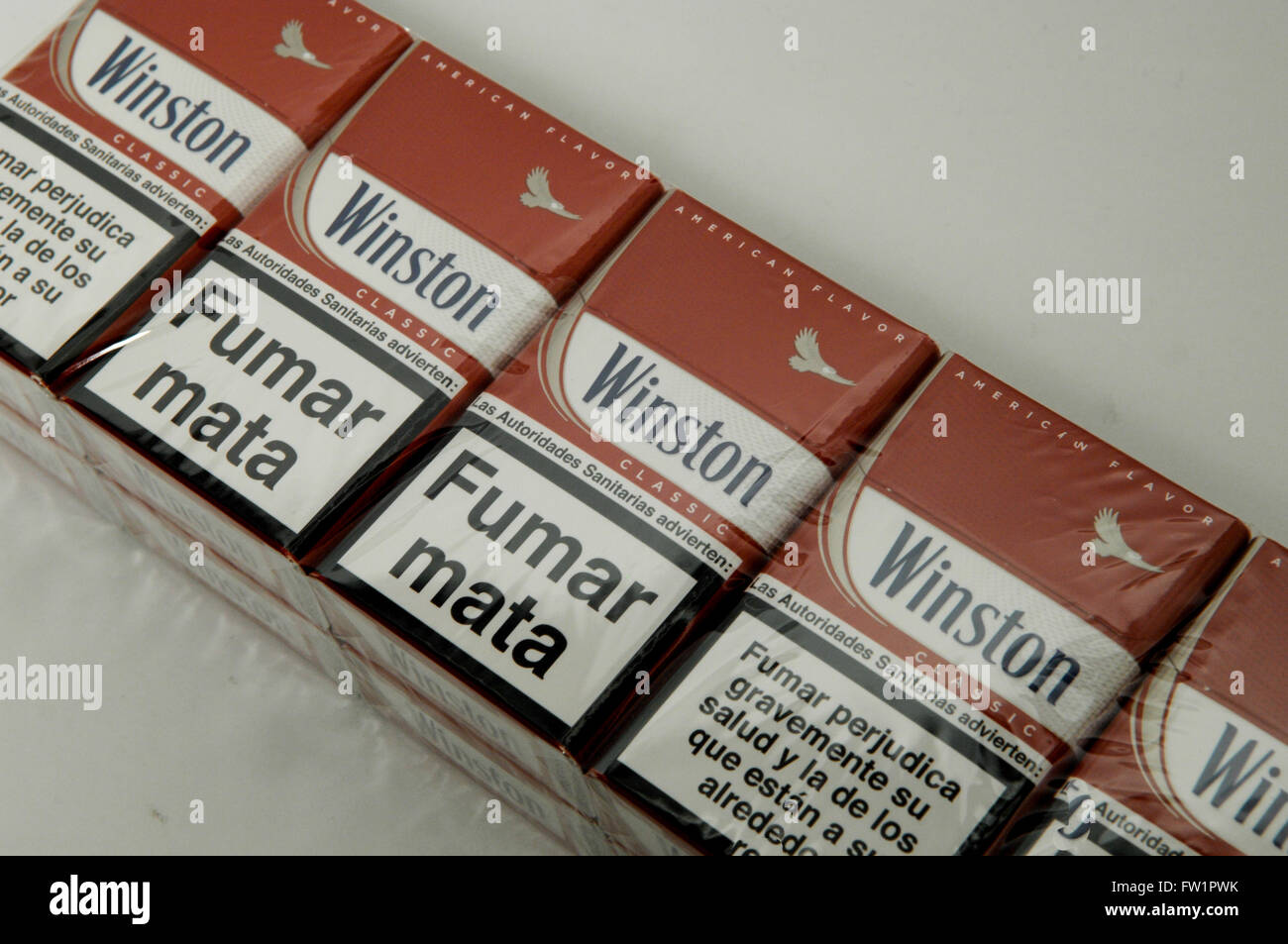 Cartouche De Cigarettes Winston Classic Le Tabac Photo Stock Alamy
