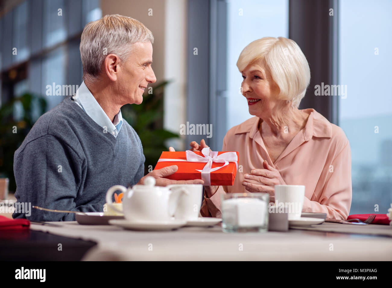 Adorable mature couple echange presente Photo St image